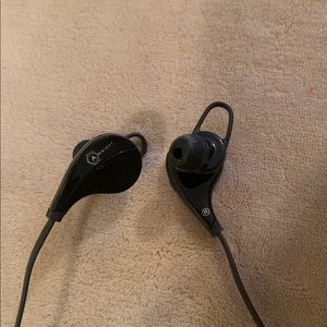 Wireless Bluetooth earbuds